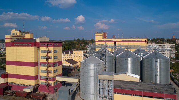 Silo à grains en Ukraine près du champ de bataille de la région de Kherson en Ukraine