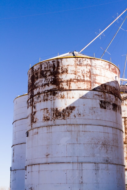 Silos d'alimentation abandonnés en zone rurale.