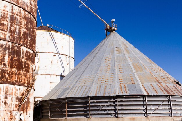 Silos d'alimentation abandonnés en zone rurale.