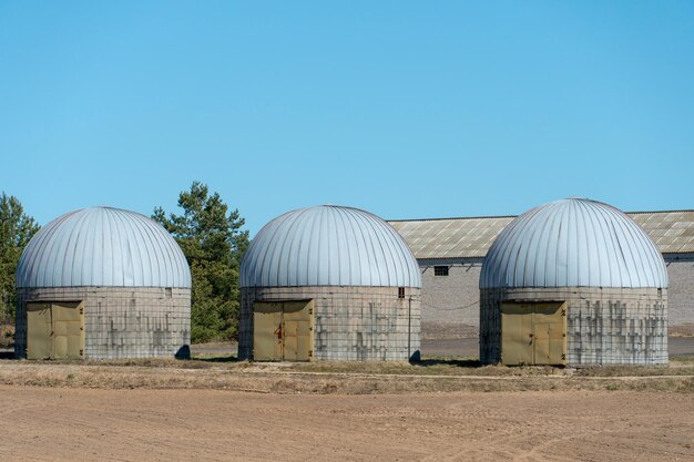 Silos d'argent sur l'agro-usine de fabrication pour le traitement, le séchage, le nettoyage et le stockage des produits agricoles farine céréales et grains Grands barils de fer de grain Ascenseur de grenier