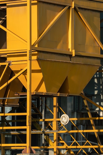 Silos d'argent sur l'agro-usine de fabrication pour le traitement, le séchage, le nettoyage et le stockage des produits agricoles farine céréales et grains Grands barils de fer de grain Ascenseur de grenier