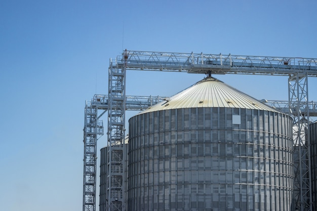 Silos Complexes Pour Le Stockage Du Grain, à L'air Libre.