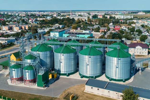 Silos du grenier Un entrepôt moderne de blé et autres céréales