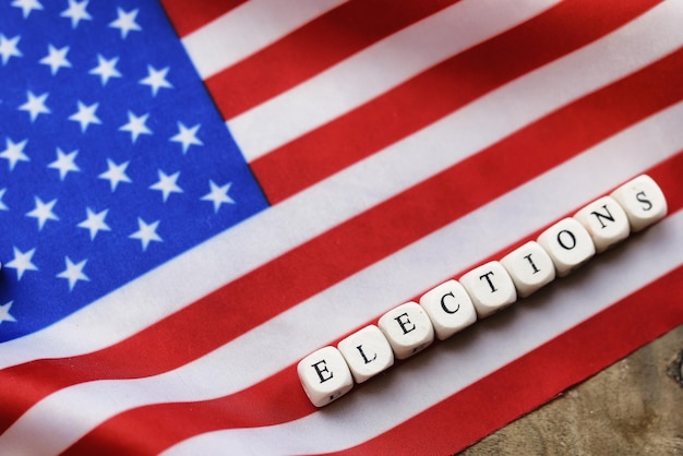 Photo simbol d'élection sur le drapeau des etats-unis avec des cubes en bois de lettre