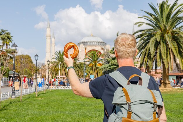 Photo un simit de pain national turc sur la toile de fond d'une grande mosquée à istanbul