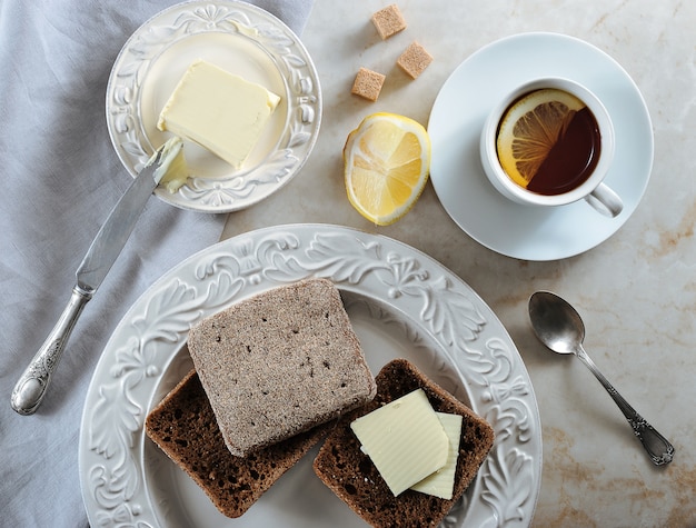 Simple Breakfast thé au citron et pain de seigle avec du beurre