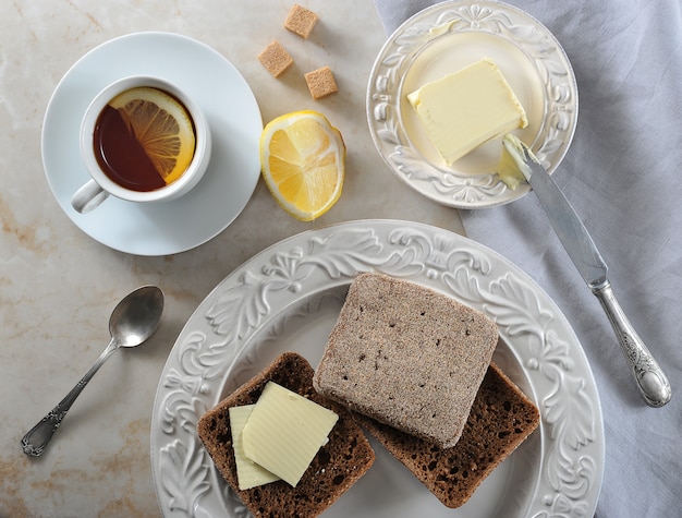 Simple Breakfast thé au citron et pain de seigle avec du beurre