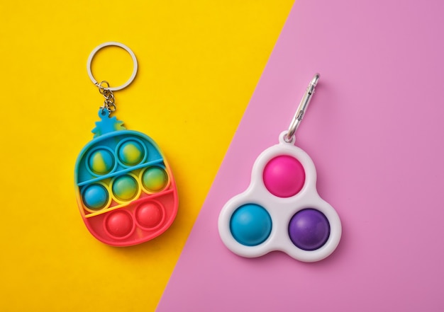 Simple Dimple - anti-stress sensoriel en silicone Fidget jouets jeu arc-en-ciel coloré. Outils apaisants, anti-stress pour adultes, jouets à bulles à la mode.