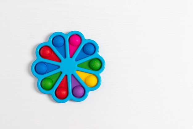 Simple Dimple - jeu coloré de jouets anti-stress sensoriels en silicone isolé sur fond blanc, copiez l'espace de texte.