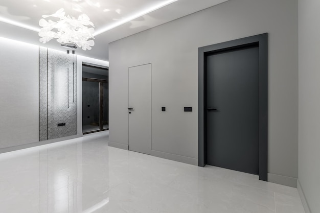 Un simple mur gris moderne avec une porte noire et grise dans une pièce vide Élément de design d'intérieur de design d'intérieur moderne dans une maison moderne