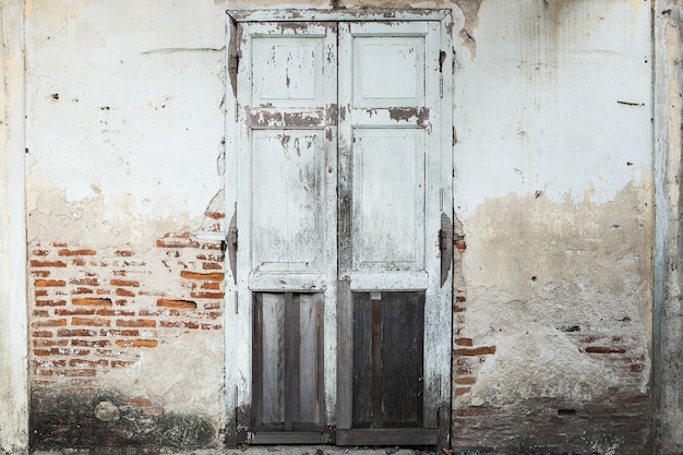 Simple porte en bois dans le vieux mur de la maison