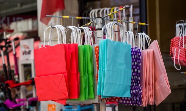 Un simple sac à provisions en papier de couleur sur le marché