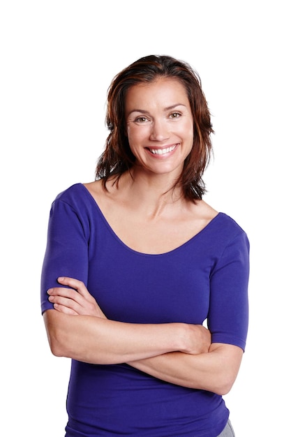 Simpliste Sophistication Portrait d'une femme isolée sur blanc debout avec les bras croisés et souriant largement