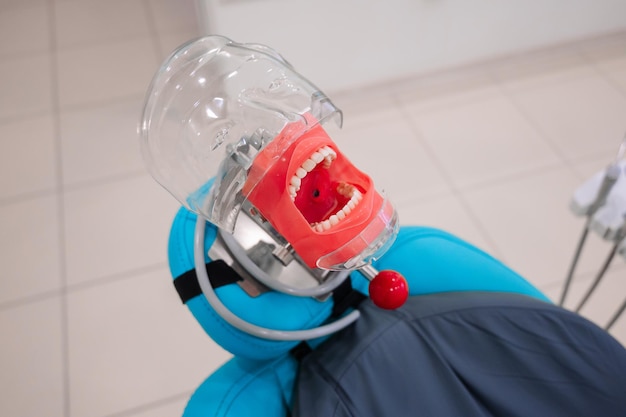 Simulateur pour une clinique dentaire moderne étudiante dentiste