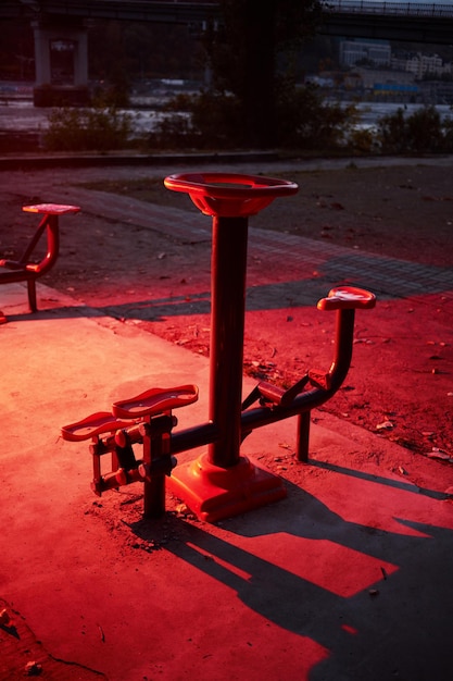 Simulateur sportif sur le terrain de sport le soir au feu rouge