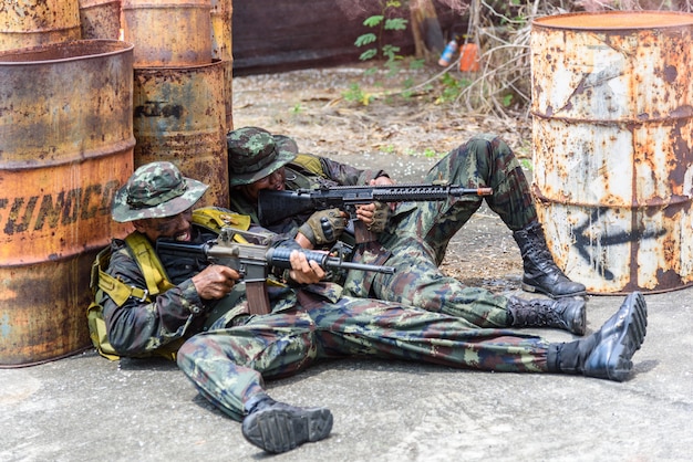 Simulation du plan de bataille. Deux militaires ont utilisé des mitrailleuses pour combattre l'ennemi