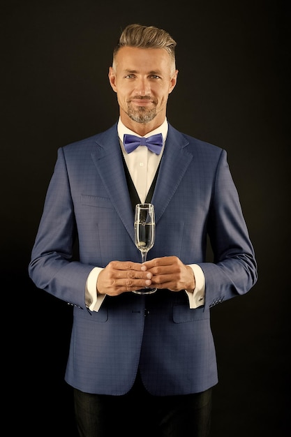 Sincères félicitations Homme d'affaires boire du vin mousseux Célébrer le succès Toast au champagne Acclamations au champagne Homme en costume fête d'entreprise Patron directeur tenir un verre de champagne Célébration d'entreprise