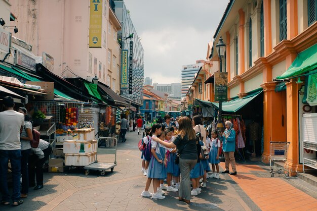 SINGAPORE 30 ABRIL 2023 Les maisons sont répandues dans la rue de Singapour dans le centre-ville
