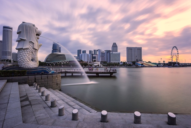 Singapour - 11 janvier 2018: La fontaine de Merlion et les sables de la baie de Marina est célèbre point de repère au lever du soleil