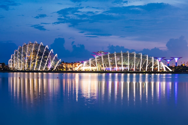 Singapour - 16 octobre 2014 : Flower Dome à Marina Bay Garden au coucher du soleil.