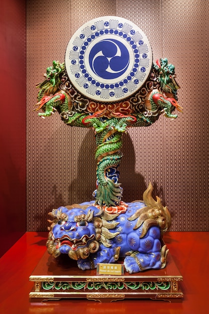 Singapour - 16 octobre 2014 : à l'intérieur du temple de la relique de la dent de Bouddha. C'est un temple bouddhiste situé dans le quartier chinois de Singapour.