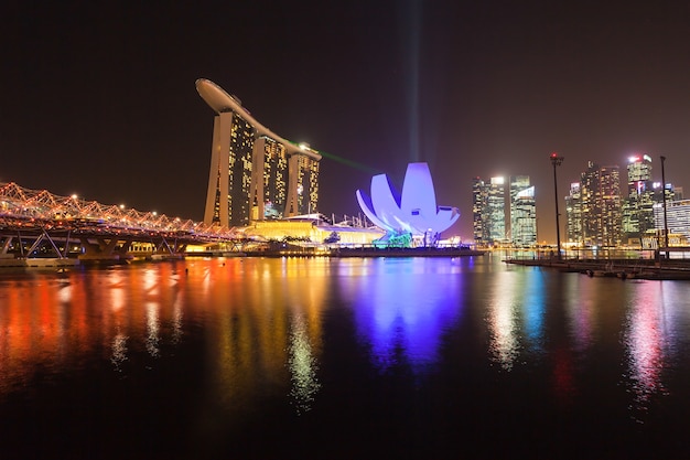 SINGAPOUR - 16 OCTOBRE 2014 : Marina Bay Sands Hotel and ArtScience Museum la nuit.