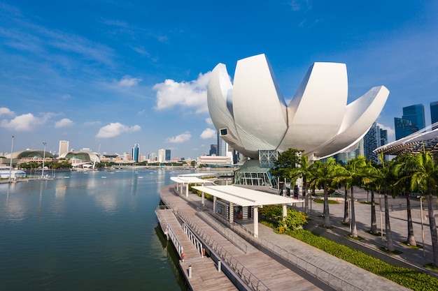 SINGAPOUR - 17 OCTOBRE 2014 : ArtScience Museum est l'une des attractions de Marina Bay Sands, un complexe intégré à Singapour.