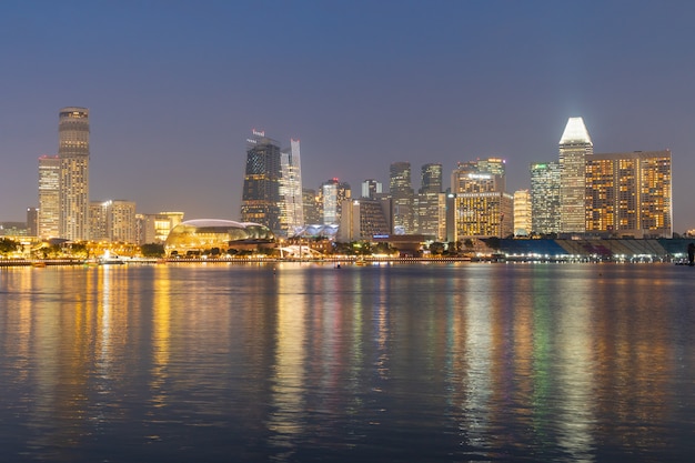 Singapour de hauts immeubles la nuit