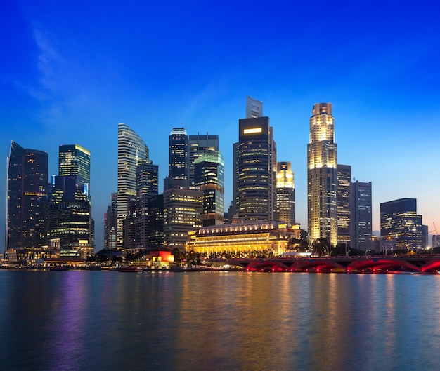 Singapour skyline et rivière en soirée