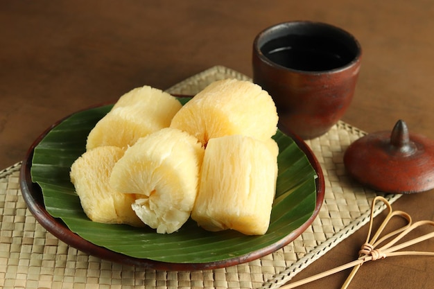 Singkong rebus ou manioc bouilli est un repas traditionnel indonésien à base de manioc cuit à la vapeur