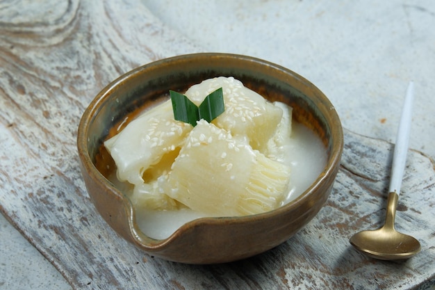 singkong thailandor délicieux manioc sucré dessert populaire de thaïlandeservi avec du lait de coco