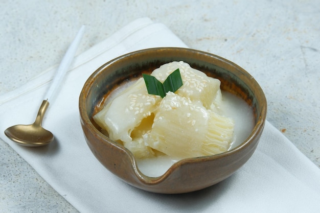 singkong thailandor délicieux manioc sucré dessert populaire de thaïlandeservi avec du lait de coco