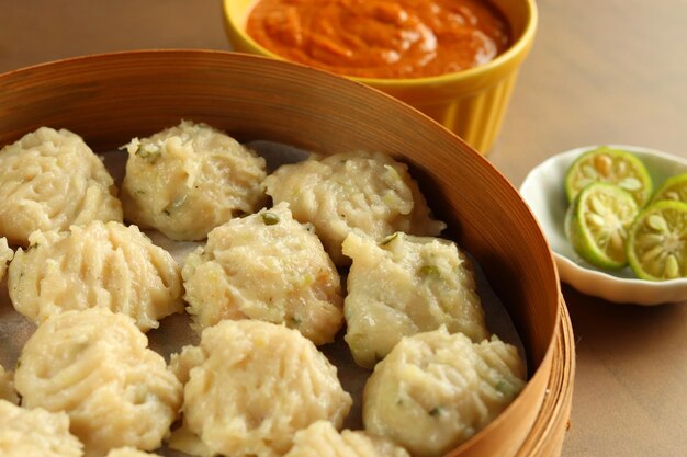 Siomay ayam , dimsum de boulette cuit à la vapeur avec les principaux ingrédients de poulet et de crevettes.