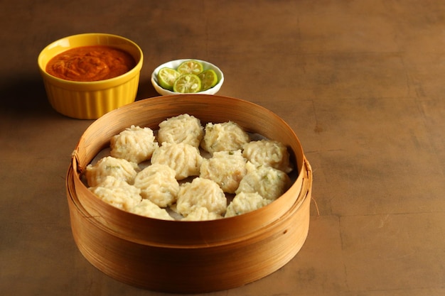 Siomay ayam , dimsum de boulette cuit à la vapeur avec les principaux ingrédients de poulet et de crevettes.