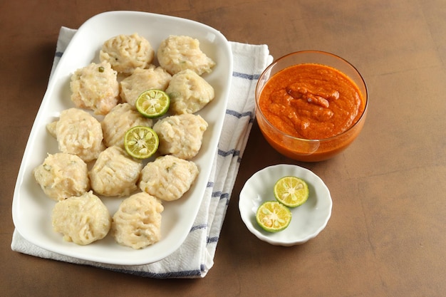 Siomay ayam , dimsum de boulette cuit à la vapeur avec les principaux ingrédients de poulet et de crevettes.