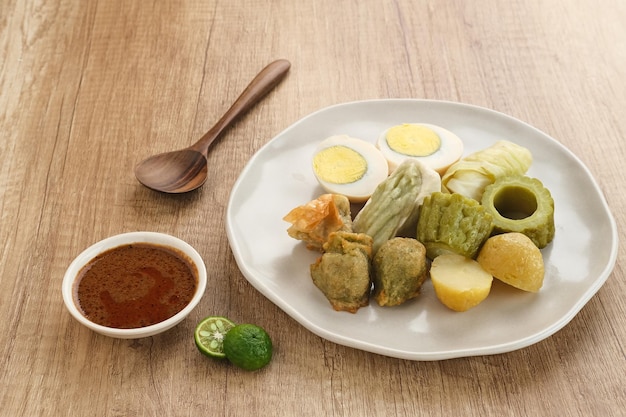 Siomay Bandung (Shumay) ou boulettes cuites à la vapeur avec œuf à la coque, tofu, pommes de terre et rouleau de chou.