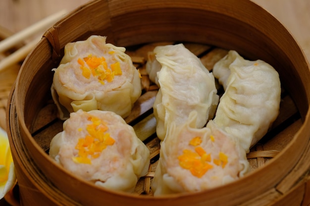 siomay sur un bateau à vapeur en bambou. dim sum. shumaï. gyozas. Cuisine coréenne, japonaise, chinoise.