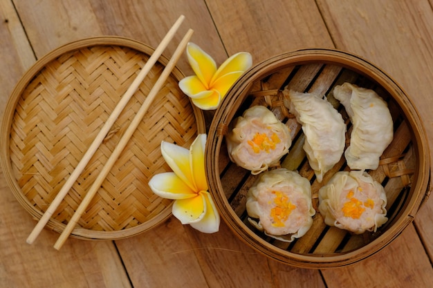 siomay sur un bateau à vapeur en bambou. dim sum. shumaï. gyozas. shumaï. Cuisine japonaise, coréenne, chinoise. boulette.