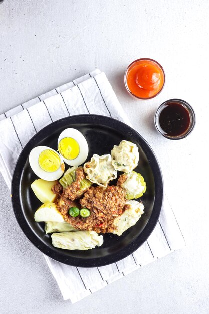 Siomay est une boulette traditionnelle indonésienne avec une sauce aux arachides