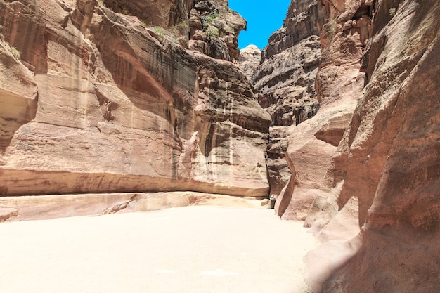 Le Siq, l'étroit slot-canyon qui sert de passage d'entrée à la ville cachée de Petra, en Jordanie,