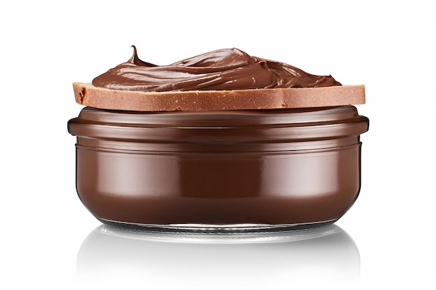 Photo sirop de chocolat dans un pot en verre isolé sur fond blanc avec voie de coupe