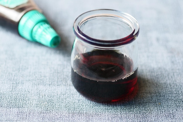 Sirop d'érable dans un petit bocal en verre sur la table