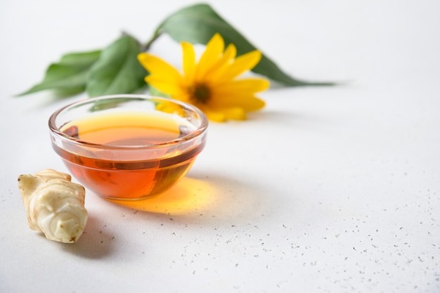 Sirop de topinambour en bol fleurs et racine