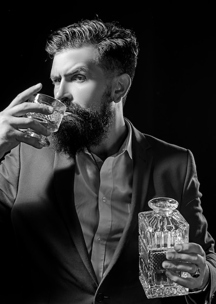 Sirotant un whisky homme barman tenant un verre de whisky barbu bel homme tenant un verre de whisky