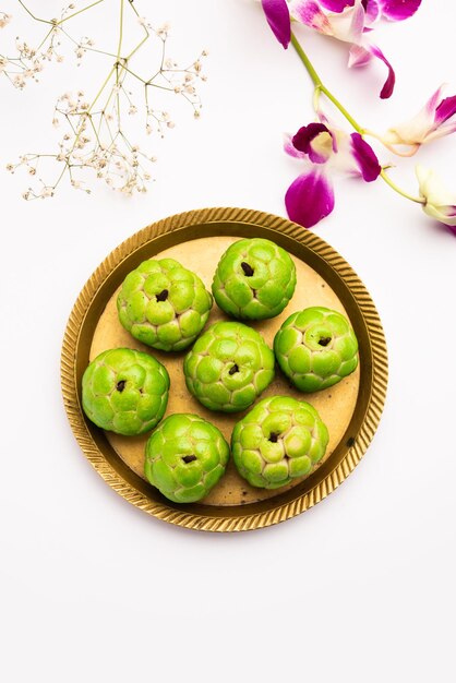 Sitafal peda ou pera ou custard apple shape designer sweet mithai barfi ou burfi