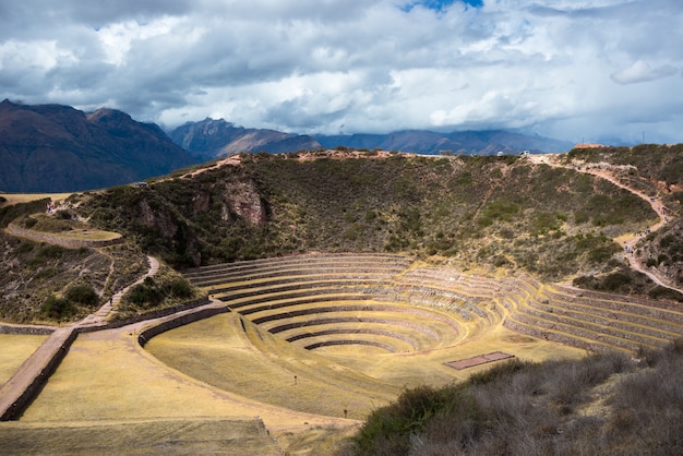 Le site archéologique de Moray, destination de voyage dans la région de Cusco et la vallée sacrée, au Pérou. Des terrasses concentriques majestueuses, supposées être le laboratoire d’agriculture alimentaire d’Inca.