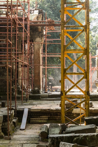 Photo site archéologique et rénovation dans le temple de ta prohm angkor wat au cambodge