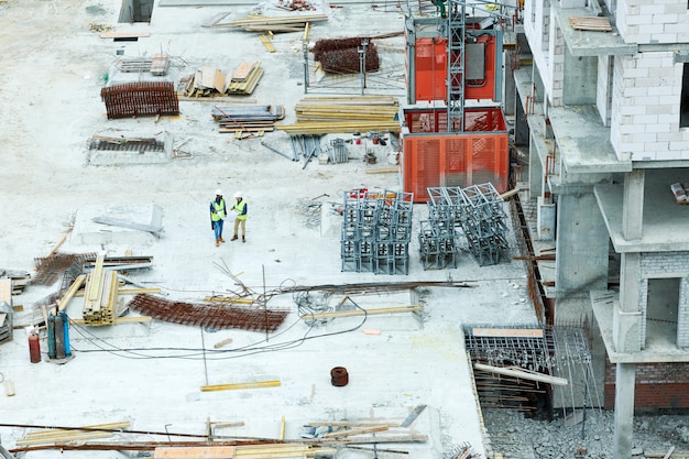 Photo site de construction moderne avec des piles de matériaux de construction