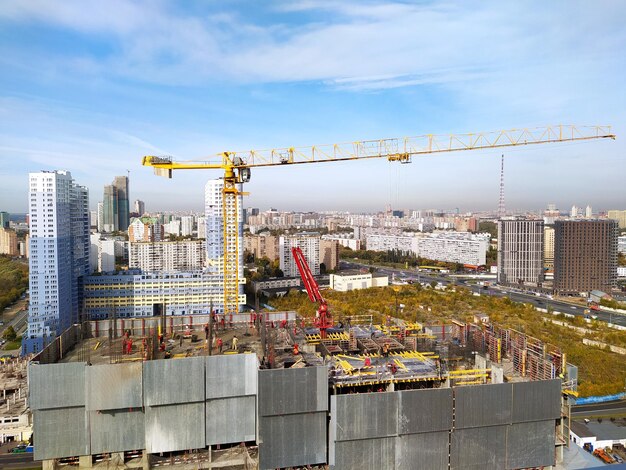 Site de construction par des bâtiments contre le ciel