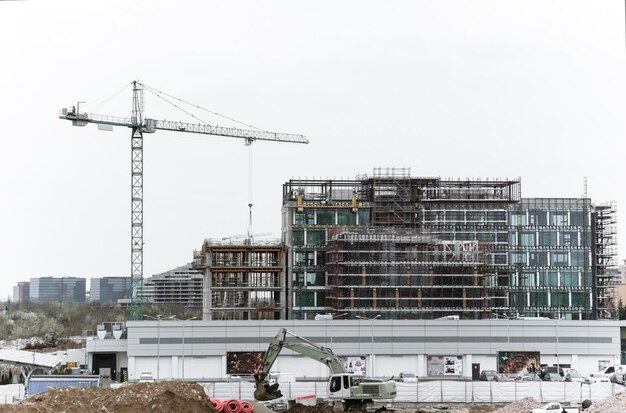 Photo site de construction en ville contre un ciel dégagé